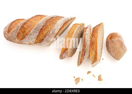 Frisch gebackenes Brot isoliert auf weißem Hintergrund. Krümel und Brotscheiben aus nächster Nähe. Draufsicht Stockfoto