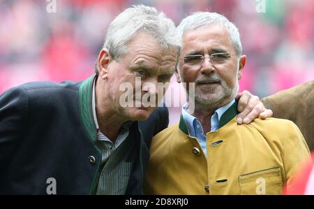 München, Deutschland. Mai 2013. Wird morgen 75 Jahre alt 03 11/2020 Geburtstag des Bombers der Nation firo Fußball, Fußball, 11 1. Bundesliga, Saison 2012/2013 FC Bayern München - FC Augsburg 3: 0 Bayern-Legenden Gerd Muller und Sepp Maier 05/2013 Jahre alt Quelle: dpa/Alamy Live News Stockfoto