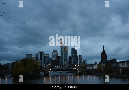 02. November 2020, Hessen, Frankfurt/Main: Dunkle Wolken ziehen am frühen Morgen über die Skyline der Bankenstadt. Eine vierwöchige Teilsperre hat in ganz Deutschland begonnen, um die Ausbreitung des Corona-Virus zu verlangsamen. Foto: Arne Dedert/dpa Stockfoto