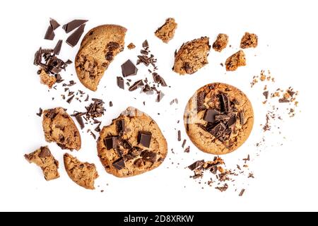 Kreatives Layout aus Chocolate Chip Cookies. Cookies mit Krümel auf weißem Hintergrund isoliert. Draufsicht, flach liegend Stockfoto