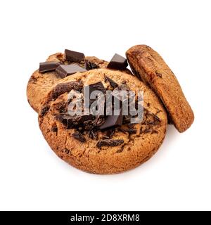 Butter Chocolate Chip Cookies auf weißem Hintergrund isoliert. Hausgemachte Schoko-Kekse Stockfoto