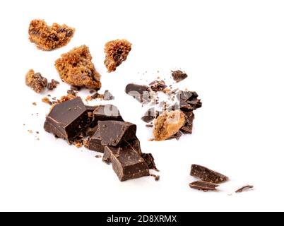 Schokoladenstücke und Butter Chocolate Chip Cookies Krümel auf weißem Hintergrund isoliert. Stockfoto