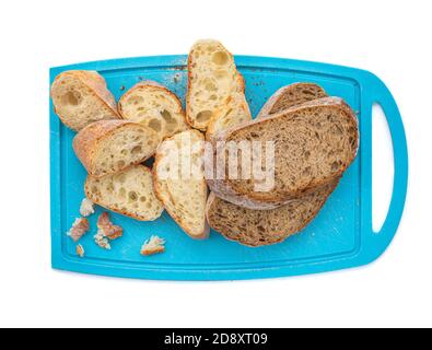 Sliced Multigrain rustikales Brot über Schneidebrett isoliert auf einem weißen Hintergrund. Draufsicht. Flach liegend. Konzept für Backwaren. Stockfoto