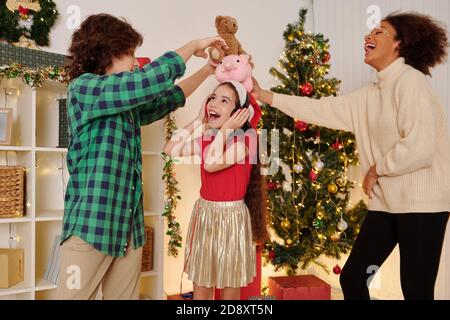 Kinder haben Spaß auf der Weihnachtsfeier Stockfoto