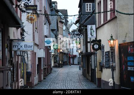 02. November 2020, Hessen, Frankfurt/Main: Die Klappergasse im Frankfurter Kneipenviertel Alt-Sachsenhausen ist verlassen und verlassen. In ganz Deutschland hat eine vierwöchige Teilsperre begonnen, um die Ausbreitung des Corona-Virus zu verlangsamen. Foto: Arne Dedert/dpa Stockfoto