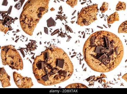 Chocolate Chip Cookies Muster. Cookies mit Krümel auf weißem Hintergrund isoliert. Draufsicht, flach liegend Stockfoto