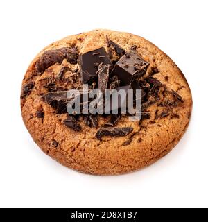 Chocolate Chip Cookies isoliert auf weißem Hintergrund mit Schokoladenspäne Und Brocken Stockfoto