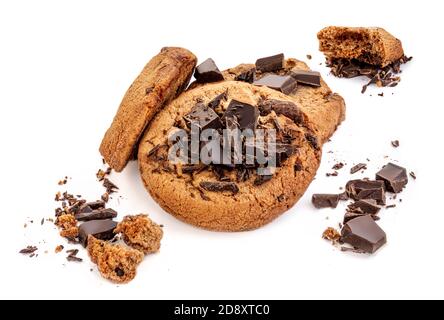 Butter Chocolate Chip Cookies auf weißem Hintergrund isoliert. Hausgemachte Schoko-Kekse Stockfoto