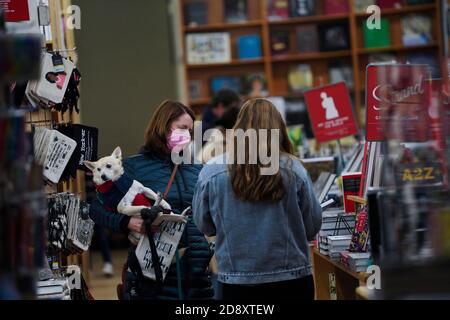 New York, USA. November 2020. Kunden wählen am 1. November 2020 Bücher in der Buchhandlung Strand in New York, USA. Kunden eilen, um New Yorks Buchhandlung Strand zu helfen, nachdem der Besitzer um öffentliche Hilfe gebeten hat. Die Buchhandlung teilte vor kurzem online mit, dass sie wegen der COVID-19-Pandemie kurz vor dem Schließen sei. Quelle: Wang Ying/Xinhua/Alamy Live News Stockfoto