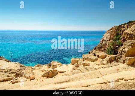 Favignana, Egadi-Inseln, Sizilien, Italien, august 2020. Charakteristische Tuffsteinfelsenlandschaft der Küste von Favignana, einer der Egadi-Inseln Stockfoto