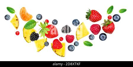 Kreatives Layout aus Sommerfrüchten und gemischten Beeren isoliert auf weißem Hintergrund. Flach liegend. Food-Konzept. Stockfoto