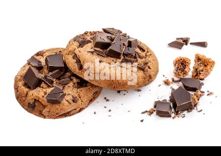 Butter Chocolate Chip Cookies auf weißem Hintergrund isoliert. Kekse Stücke mit Krümel. Stockfoto