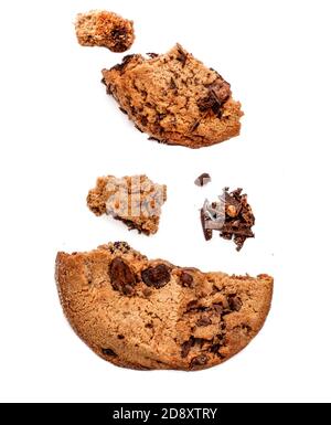 Schokoladenbutter Chip Cookie isoliert auf weißem Hintergrund. Kekse in Stücke mit Krümel in der Nähe gebrochen. Stockfoto