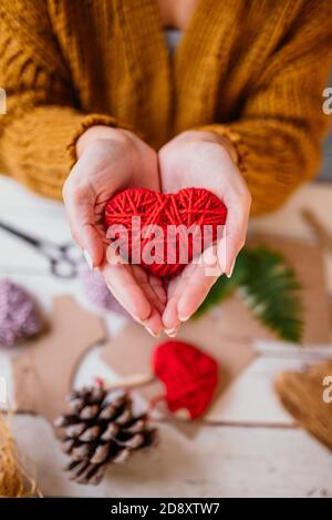 Wollherz aus Pappe Stockfoto