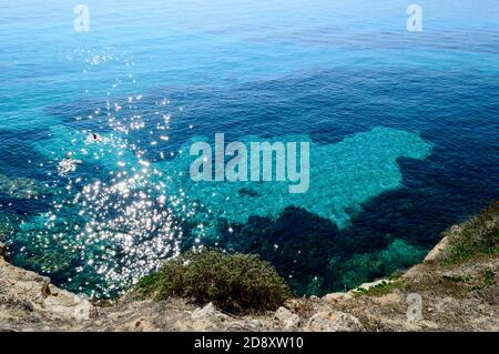 Favignana, Egadi-Inseln, Sizilien, Italien, august 2020. Charakteristische Tuffsteinfelsenlandschaft der Küste von Favignana, einer der Egadi-Inseln Stockfoto