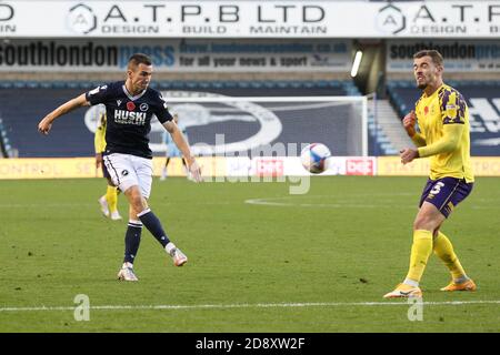 London, Großbritannien. November 2020. Jed Wallace von Millwall überquert den Ball während des EFL Sky Bet Championship-Spiels zwischen Millwall und Huddersfield Town in Den, London, England am 31. Oktober 2020. Foto von Ken Sparks. Nur redaktionelle Verwendung, Lizenz für kommerzielle Nutzung erforderlich. Keine Verwendung bei Wetten, Spielen oder Veröffentlichungen einzelner Vereine/Vereine/Spieler. Kredit: UK Sports Pics Ltd/Alamy Live Nachrichten Stockfoto