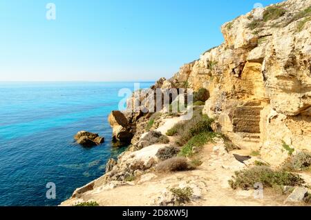 Favignana, Egadi-Inseln, Sizilien, Italien, august 2020. Charakteristische Tuffsteinfelsenlandschaft der Küste von Favignana, einer der Egadi-Inseln Stockfoto