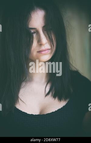Traurige Frau Haar bedeckt Gesicht wegschauen Stockfoto
