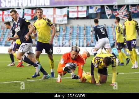 London, Großbritannien. November 2020. Huddersfield Town Torwart Ben Hamer sammelt den Ball während der EFL Sky Bet Championship Spiel zwischen Millwall und Huddersfield Town in The Den, London, England am 31. Oktober 2020. Foto von Ken Sparks. Nur redaktionelle Verwendung, Lizenz für kommerzielle Nutzung erforderlich. Keine Verwendung bei Wetten, Spielen oder Veröffentlichungen einzelner Vereine/Vereine/Spieler. Kredit: UK Sports Pics Ltd/Alamy Live Nachrichten Stockfoto