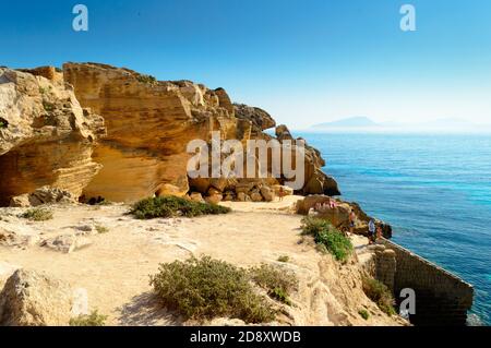 Favignana, Egadi-Inseln, Sizilien, Italien, august 2020. Charakteristische Tuffsteinfelsenlandschaft der Küste von Favignana, einer der Egadi-Inseln Stockfoto