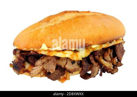 Steak und Käse Sandwich mit gebratenen Zwiebeln in einer Kruste Brötchen isoliert auf weißem Hintergrund Stockfoto