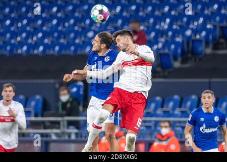 Goncalo PACIENCIA (li., GE) gegen Atakan KARAZOR (S), Action, Duelle, Fußball 1. Bundesliga, 6. Spieltag, FC Schalke 04 (GE) - VfB Stuttgart (S) 1: 1, am 30. Oktober 2020 in Gelsenkirchen/Deutschland. # die DFL-Bestimmungen verbieten die Verwendung von Fotografien als Bildsequenzen und/oder quasi-Video # # nur redaktionelle Verwendung # # Nationale und internationale Nachrichtenagenturen # ¬ weltweit Stockfoto