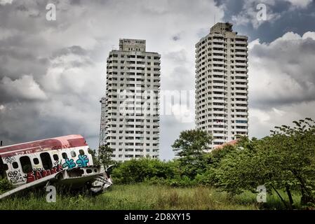 Dieses einzigartige Foto zeigt Wrack eines Passagierflugzeugs liegen In der Mitte einer Wiese auf einem Flugzeugfriedhof In Bangkok.- Thailand Stockfoto