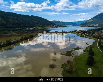 Luftaufnahme von den oberen Enden des Ossiacher Sees in Kärnten, Österreich mit seinen Mooren und Sümpfen an einem Sommertag mit großer Wolkenlandschaft Stockfoto