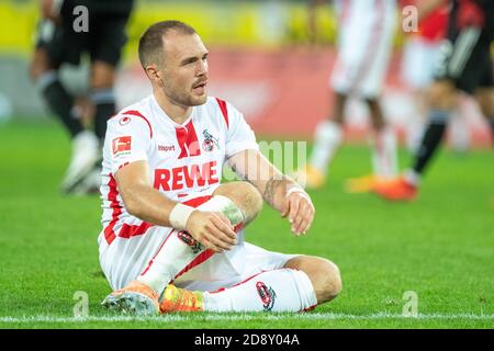 Rafael CZICHOS (K) sitzt nach dem Spiel enttäuscht auf dem Platz, Soccer 1. Bundesliga, 6. Spieltag, FC Köln (K) - FC Bayern München (M) 1:2, am 31. Oktober 2020 in Köln. Foto: Elmar Kremser/Sven Simon/Pool # die DFL-Vorschriften verbieten die Verwendung von Fotografien als Bildsequenzen und/oder quasi-Video # # nur zur redaktionellen Verwendung # # Nationale und internationale Nachrichtenagenturen OUT # ¬ Nutzung weltweit Stockfoto