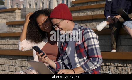 Millennial Mann und Frau erforschen gemeinsam mit sma Social Media Stockfoto