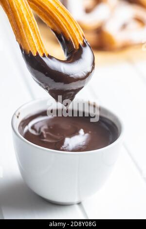 Leckere frittierte Churros mit Schokoladendip. Stockfoto