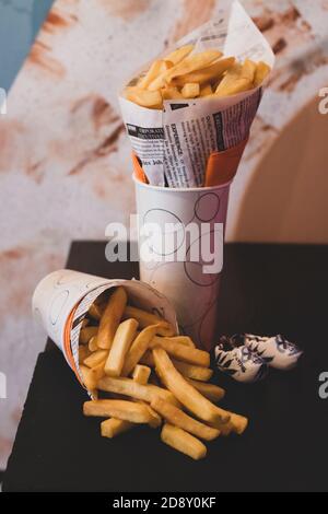 Doppelpack frische Pommes frites, frittierte hausgemachte Kartoffelchips. Typisch holländisches frittiertes Essen. Stockfoto