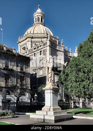 Sant'Agata Statue mit Kruzifix und Kuppel von 'Badia di Sant'Agata' kirche in Catania Altstadt Wahrzeichen von Sizilien Barock Stockfoto