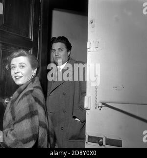 Der Regisseur Federico Fellini mit seiner Frau die Schauspielerin Giulietta Masina in ihrem Haus, Rom, 30. Januar 1954. --- Il regista Federico Fellini con la moglie l'attrice Giulietta Masina nella loro casa, Roma, 30 gennaio 1954.