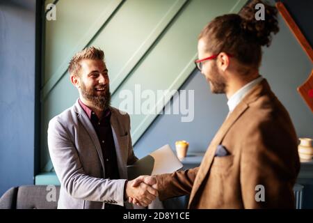 Nahaufnahme Bild von Geschäftsleuten, die Hände schütteln, so dass eine Vereinbarung. Stockfoto