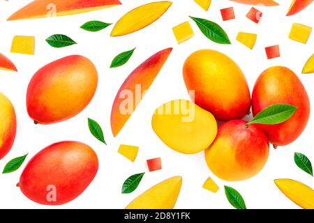 Mango isoliert auf dem weißen Hintergrund. Stapel von frischen tropischen Mangos, Blick von oben Stockfoto