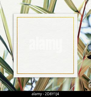 Premium Wedding Invitation Vorlage von Bambusblättern mit goldenem gelbem Rahmen. Hochzeitseinladung, Dankeskarte, speichern Sie die Terminkarten. Einladung zur Hochzeit Stockfoto