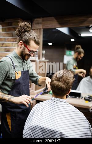 Kunden bei Bart rasieren im Friseurladen Stockfoto