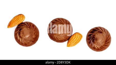 Schokolade Bonbons mit Mandelnüssen isoliert auf weißem Hintergrund. Draufsicht. Food Creativa Layout Stockfoto