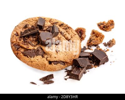 Butter Chocolate Chip Cookies auf weißem Hintergrund isoliert. Hausgemachte Schoko-Kekse Stockfoto