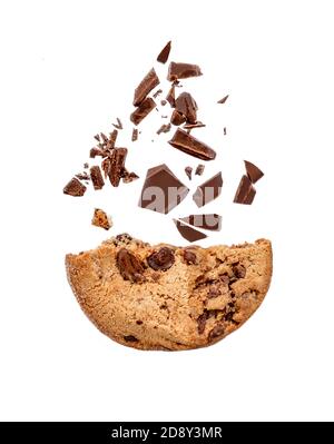 Chocolate Chip Cookies isoliert auf weißem Hintergrund mit Schokoladenspäne Und Brocken Stockfoto