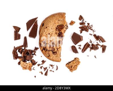 Chocolate Chip Cookies isoliert auf weißem Hintergrund mit Schokoladenspäne Und Brocken Stockfoto