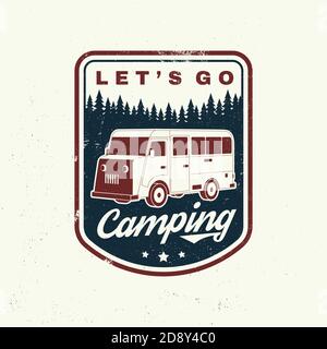 Gehen wir zum Camping. Sommercamp. Vektorgrafik. Konzept für Hemd oder Logo, Print, Stempel oder T-Shirt. Vintage Typografie Design mit Wohnmobil und Wald Silhouette. Camping-Zitat. Stock Vektor