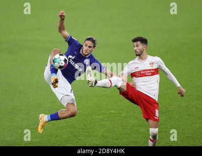 Goncalo PACIENCIA l. (GE) in Duellen gegen Atakan KARAZOR (S), Action, Fußball 1. Bundesliga, 6. Spieltag, FC Schalke 04 (GE) - VfB Stuttgart (S) 1:1, am 30. Oktober 2020 in Gelsenkirchen/Deutschland. Foto: firo Sportphoto/Juergen Fromme/Pool via Fotoagentur Sven Simon # die DFL-Vorschriften verbieten die Verwendung von Fotografien als Bildsequenzen und/oder quasi-Video # # redaktionelle Verwendung # # Nationale und internationale Nachrichtenagenturen # ¬ zur Nutzung weltweit Stockfoto