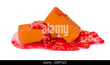 Karamellstück mit Himbeersoße isoliert auf weißem Hintergrund. Stockfoto