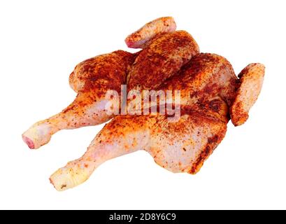 Rohes Spatchcock Huhn mit Piri Piri Würze isoliert auf einem Weißer Hintergrund Stockfoto