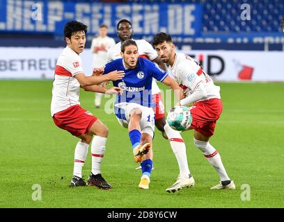 Von links nach rechts Wataru ENDO (S), Goncalo PACIENCIA (GE), Atakan KARAZOR (S) Aktion, Fußball 1. Bundesliga, 6. Spieltag, FC Schalke 04 (GE) - VfB Stuttgart (S), am 30. Oktober 2020 in Gelsenkirchen/Deutschland. # die DFL-Bestimmungen verbieten die Verwendung von Fotografien als Bildsequenzen und/oder quasi-Video # # nur redaktionelle Verwendung # # Nationale und internationale Nachrichtenagenturen # ¬ weltweit Stockfoto