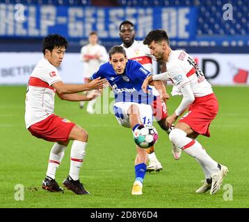 Von links nach rechts Wataru ENDO (S), Goncalo PACIENCIA (GE), Atakan KARAZOR (S) Aktion, Fußball 1. Bundesliga, 6. Spieltag, FC Schalke 04 (GE) - VfB Stuttgart (S), am 30. Oktober 2020 in Gelsenkirchen/Deutschland. # die DFL-Bestimmungen verbieten die Verwendung von Fotografien als Bildsequenzen und/oder quasi-Video # # nur redaktionelle Verwendung # # Nationale und internationale Nachrichtenagenturen # ¬ weltweit Stockfoto