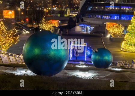 Große Weihnachtskugeln auf dem Boden als Element der Dekoration der Straßen der Stadt für das neue Jahr Stockfoto