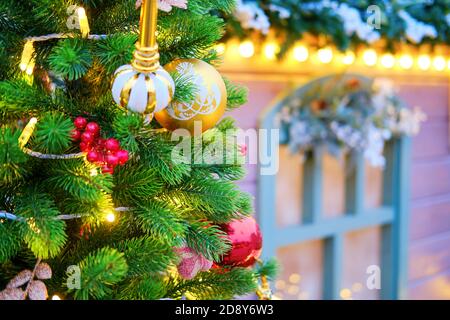 Weihnachtsbaumschmuck im Innenhof eines Retro-Holzes Haus am Vorabend des neuen Jahres Stockfoto